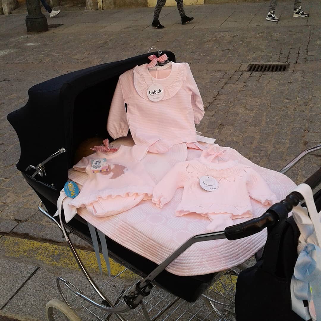 carrito con ropa de bebé